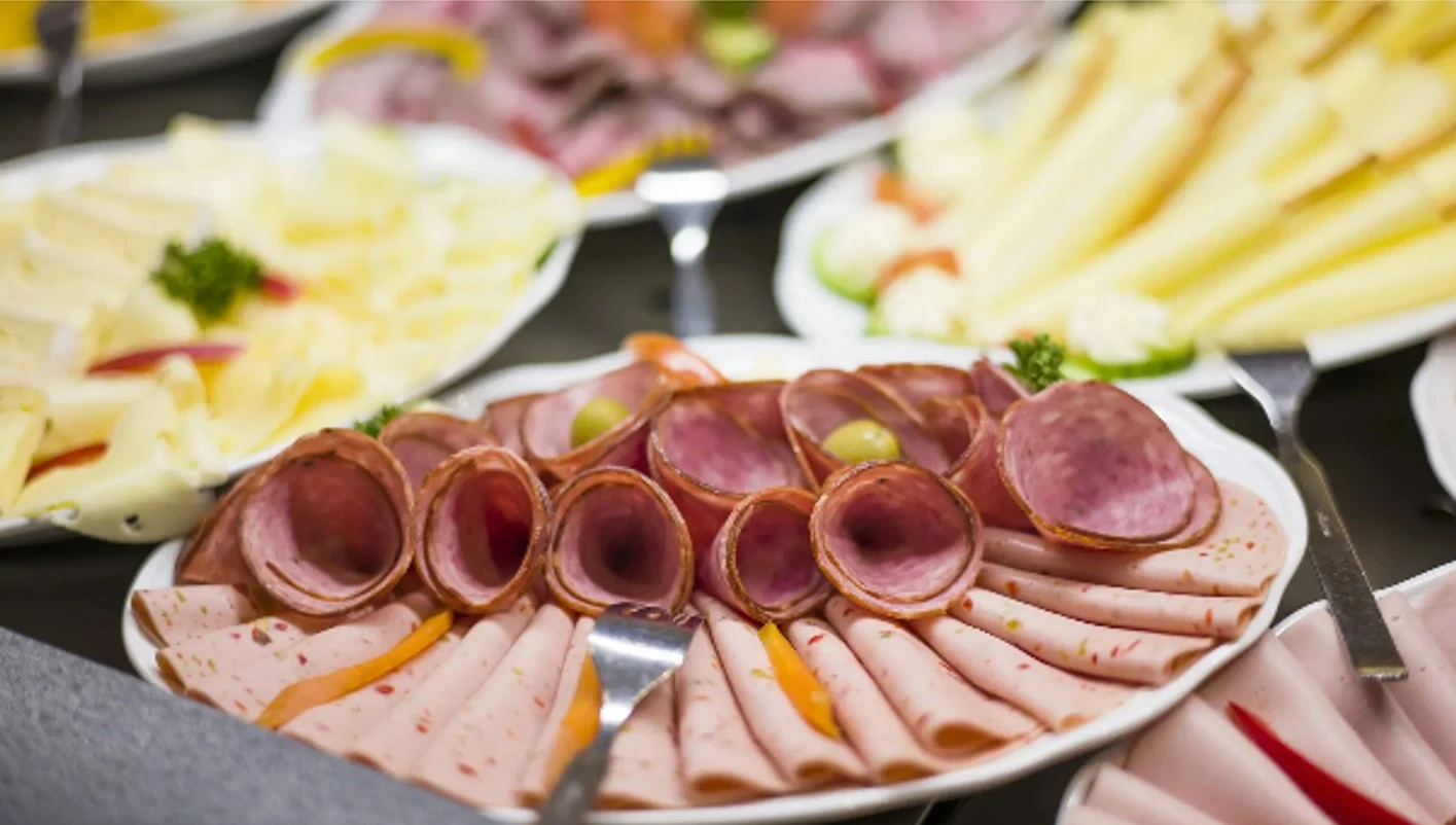 Verschillende worst- en kaastaarten bij het buffet